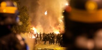 Polizeikräfte stehen Jugendlichen während Ausschreitungen in Nanterre, außerhalb von Paris, gegenüber.