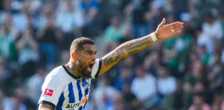 Herthas Kevin Prince Boateng treibt kurz vor Spielende seine Mitspieler an.