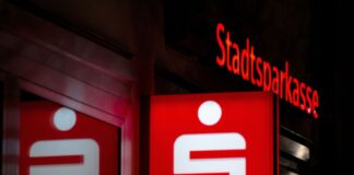 Das Logo einer Stadtsparkasse ist an einer Filiale zu sehen.