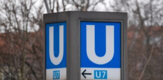 Ein U-Bahn-Schild weist den Weg zum U-Bahnhof der Linie U7.