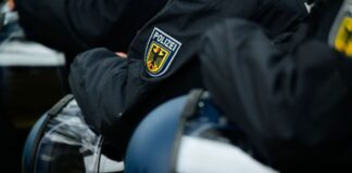 Polizisten der Bundespolizei mit ihren Helmen.