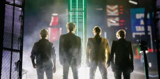 Duran Duran stehen zusammen auf der Bühne der Amalie Arena in Tampa.