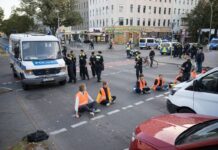 Aktivisten der Klimaschutzgruppe Letzte Generation während einer Straßenblockade auf dem Mehringdamm.
