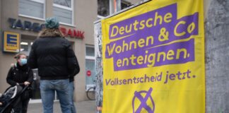 Unterstützer und Mitglieder der Initiative «Deutsche Wohnen & Co enteignen» sammeln Unterschriften.