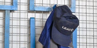 Arbeitsbekleidung eines Mitarbeiters der LEAG Energie Bergbau AG hängt an einem Haken.