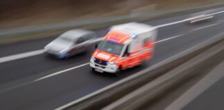 Ein Rettungswagen fährt über eine Autobahn.