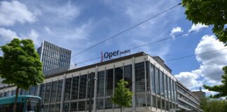 Der Schriftzug «Oper Frankfurt» prangt auf dem Dach des Opernhauses.