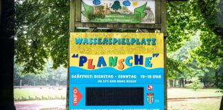Das Eingangsschild des Wasserspielplatz "Plansche" im Plänterwald.