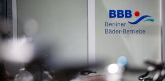 Der Schriftzug «BBB Berliner Bäder-Betriebe» ist an der Außenfassade einer Schwimmhalle zu lesen.