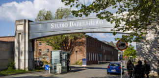 Einfahrt zum Studio Babelsberg in Potsdam. Foto: IMAGO / Olaf Döring