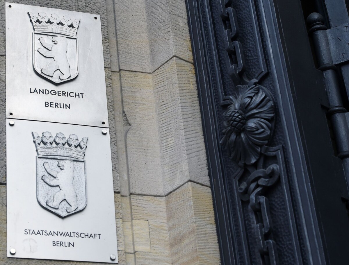 Kriminalgericht Moabit Schilder an der Fassade des Kriminalgerichts Moabit weisen die Staatsanwaltschaft Berlin und das Landgericht Berlin aus.