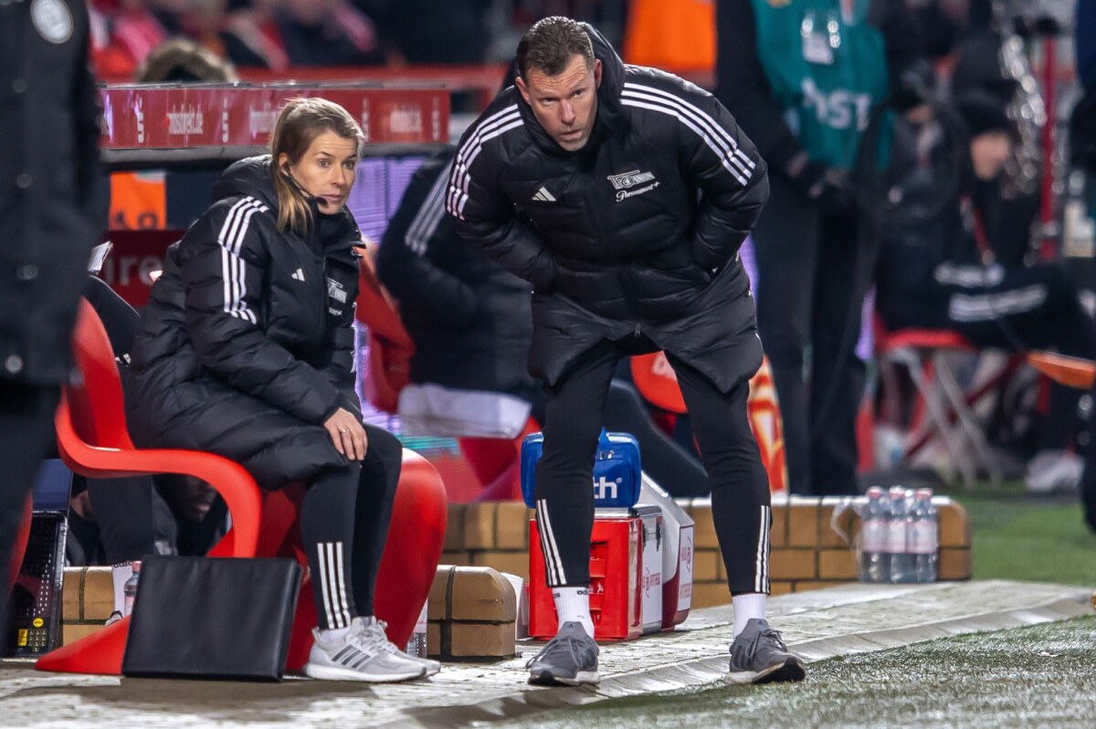 1. FC Union Berlin - FC Augsburg Unions Co-Trainerin Marie-Louise Eta und Interimstrainer Marco Grote beraten sich an der Seitenlinie.