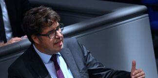 Der Staatssekretär Michael Kellner spricht bei einer Sitzung im Bundestag.