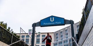 Eine Frau verlässt die U-Bahn Station Potsdamer Platz.