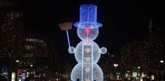 Eine Lichtinstallation in Form eines Schneemanns steht auf dem Kurfürstendamm.