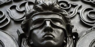 Eine Figur der blinden Justitia.