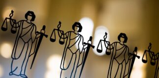 Die Justitia ist an einer Scheibe am Eingang zum Oberlandesgericht zu sehen.
