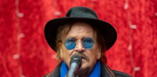 Musiker Frank Zander spricht bei einer Weihnachtsaktion für Obdachlose und Bedürftige in Berlin.