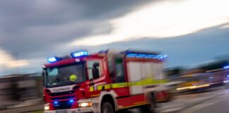 Ein Löschfahrzeug der Feuerwehr fährt mit Blaulicht zu einem Einsatz.