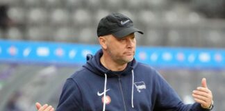 Herthas Trainer Pal Dardai reagiert am Spielfeldrand.
