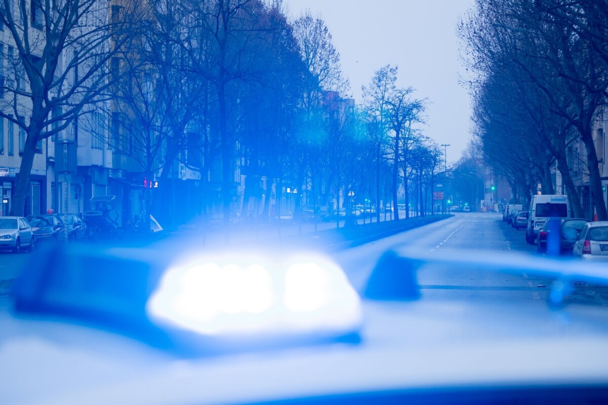 Blaulicht Ein Blaulicht leuchtet auf dem Dach eines Streifenwagens der Polizei.