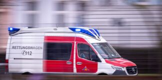 Ein Rettungswagen ist mit Blaulicht im Einsatz.