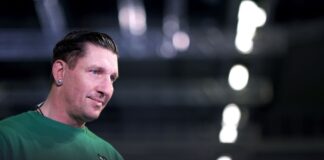 Stefan Kretzschmar, Sportvorstand des Handball-Bundesligisten Füchse Berlin, gibt vor dem Spiel ein TV-Interview.