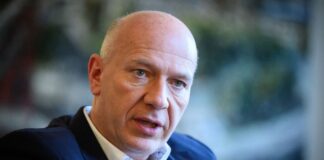 Kai Wegner spricht.