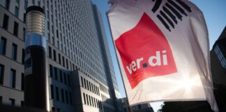 Eine Fahne von Verdi weht bei einem Warnstreik.