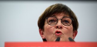 Saskia Esken, Vorsitzende der SPD, redet beim ordentlichen Bundesparteitag der SPD auf dem Berliner Messegelände.