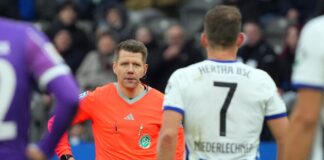 Schiedsrichter Patrick Ittrich (M) zeigt Herthas Florian Niederlechner die rote Karte.