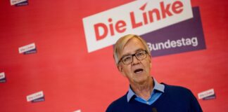 Dietmar Bartsch (Die Linke), Linken-Fraktionsvorsitzender, spricht vor Beginn der Fraktionssitzung der Linken im Bundestag.