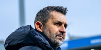 Berlins Trainer Nenad Bjelica betritt das Stadion.