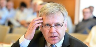 Der Berliner Landeswahlleiter Stefan Bröchler sitzt im Verhandlungssaal.