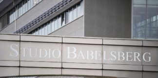 Der Schriftzug «Studio Babelsberg» steht über dem Haupteingang zum Studio.