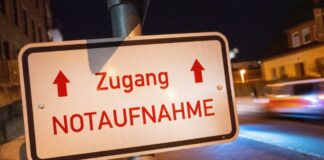 Der Schriftzug «Zugang Notaufnahme» hängt vor einem Gebäude einer Klinik.