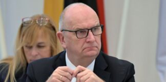 Dietmar Woidke, Ministerpräsident von Brandenburg, nimmt an der Sitzung des Landtages teil.