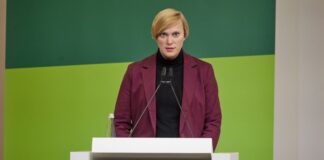 Nina Stahr spricht bei einer Landesdelegiertenkonferenz in Berlin.