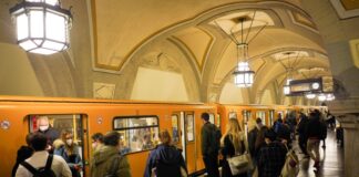 Menschen steigen an der U-Bahnstation «Heidelberger Platz» in die U3.