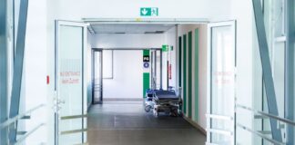 Krankenbetten stehen in einem Gang in einem Krankenhaus.