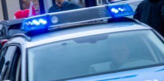 Ein Streifenwagen der Polizei ist mit Blaulicht im Einsatz.