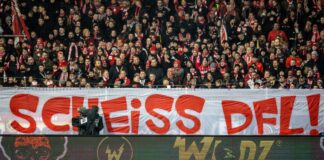 Ein Banner der Union-Fans auf der Waldseite zeigt den Schriftzug: "Scheiß DFL!".