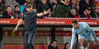Trainer Steffen Baumgart (l) vom 1. FC Köln zeigt in eine Richtung.