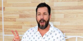 Adam Sandler, Schauspieler aus den USA, gestikuliert.