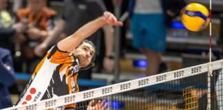 Berlins Timothee Carle spielt den Ball über das Netz.