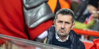 Trainer Nenad Bjelica von Union Berlin blickt konzentriert.