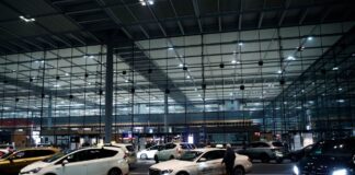 Taxis stehen am Flughafen BER.
