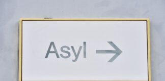 Ein Schild mit der Aufschrift «Asyl» hängt in der Landeserstaufnahme für Asylbewerber (LEA) an einer Wand.