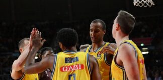 Matt Thomas (l-r), Sterling Brown, Louis Olinde und Justin Bean von Berlin jubeln.