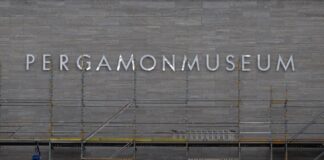 Ein Gerüst steht am Pergamonmuseum vor dem Schriftzug.